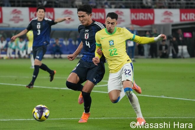 みんな笑顔の集合写真で1人だけ笑ってないのは？「W杯優勝を目指せる位置にいる｣エースストライカー上田綺世が胸を張った歴史的”初勝利”の夜【日本代表vsブラジル代表】激闘PHOTOギャラリーの画像005