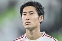 ｢うーん！歯磨き粉！｣鎌田大地残留のクリスタル・パレス、斜めストライプの新1stユニが話題！｢めっちゃオシャレじゃん｣の一方で｢否めない歯磨き粉感…」