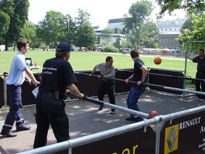 大住良之の「この世界のコーナーエリアから」第87回「サッカーゲームは熱い」(3) 「生身の人間を使用」「30人対30人」　止まらない進化と「情熱」の画像