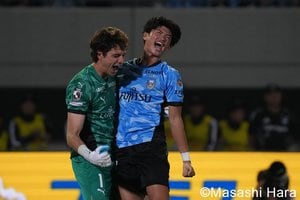 攻める川崎と耐える町田！白熱のPK戦となった“等々力劇場”を現地撮影！GK山口瑠伊が超反応ストップ＆初出場の持山匡佑と歓喜の抱擁【川崎フロンターレvs FC町田ゼルビア】激闘PHOTOギャラリーの画像