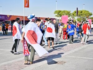 「ビッグリスペクトを送る」日本代表サポーター、カタールワールドカップ・クロアチア戦の後も”ゴミ拾い”実施。海外のファンから称賛の声続々「世界最高のサポーターたちだ」の画像