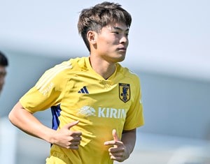 「飛びすぎじゃない？」ドイツ挑戦中のFW町野修斗の“尋常じゃないジャンプ力”写真が話題！「忍者からムササビに転生しとるて笑」「合成に見えたw」との声の画像