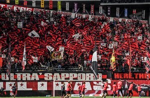 「すしざんまいしてんのかと思った（笑）」J1札幌の試合前集合写真に「雰囲気が良いチームの写真だっ」と称賛の声！ 「イチャコラしてるなw」など突っ込みの声の画像