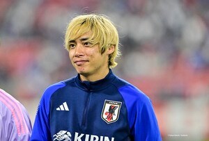 「仕事が早い」伊東純也の「黒髪」イメチェンに“モノマネ芸人”似東純也も素早くチェンジ！「なんか伊東純也、柏木陽介、中村憲剛を足して3で割った感ない⁇」との声の画像