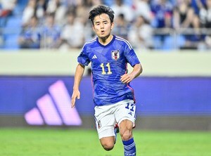 「ツボすぎて一生笑ってる」サッカー日本代表・久保建英、"赤髪"に染めた長友佑都を見て｢追加メンバーですか?｣とジョークを飛ばす! ドイツ代表戦・歴史的勝利の舞台裏が話題にの画像