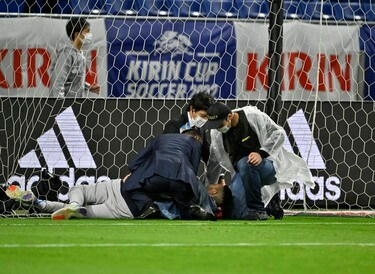 画像 写真 サッカー日本代表に 3 0快勝 のチュニジアサポーターが ピッチ乱入 でゴールにダイブ 衝撃の取り押さえ現場 日本代表 ニュース サッカー批評web