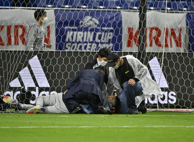サッカー日本代表に「3-0快勝」のチュニジアサポーターが「ピッチ乱入」でゴールにダイブ！「衝撃の取り押さえ現場」の画像002