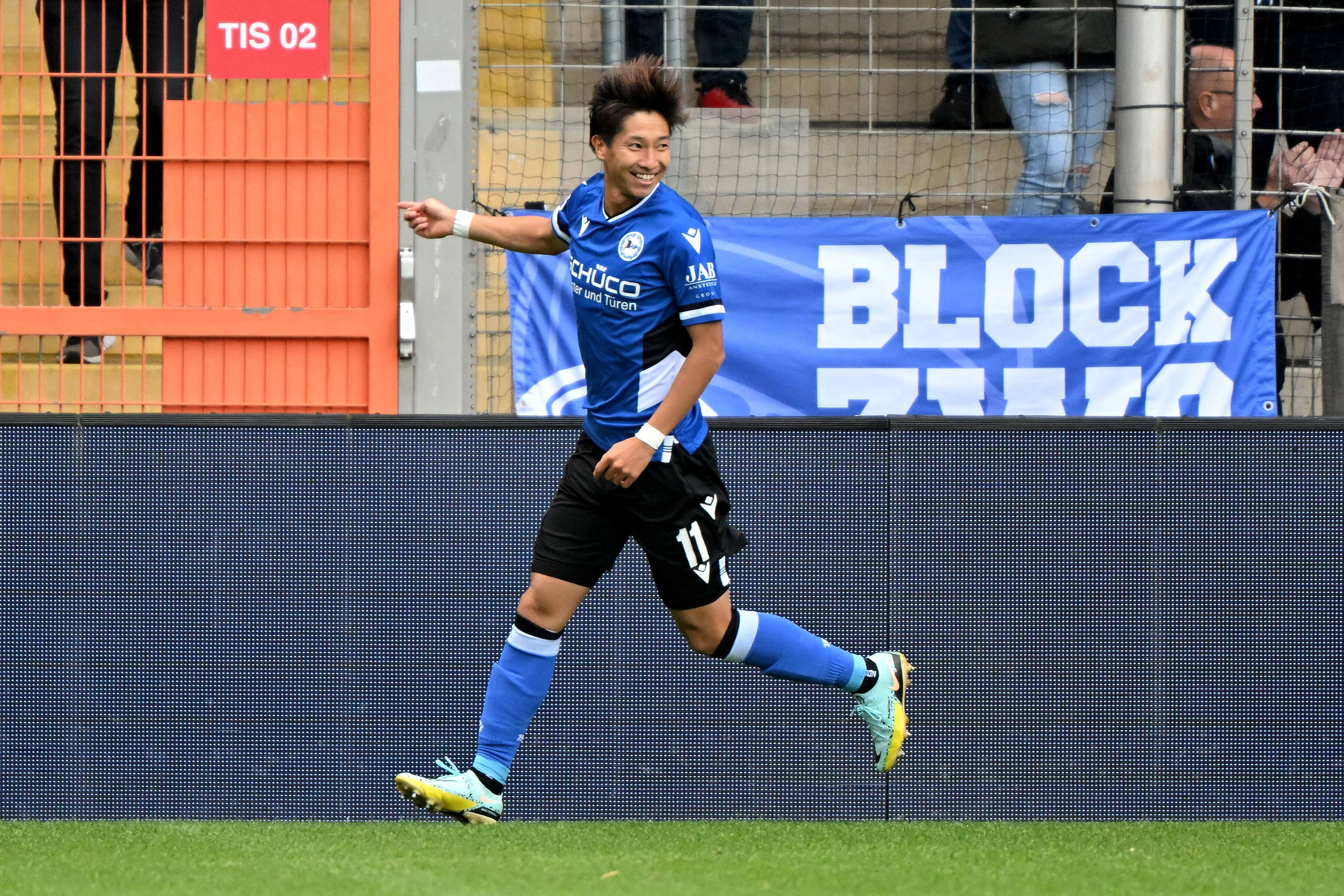 サッカー日本代表に呼んでくれ 奥川雅也が今季4ゴール目 冷静にダイレクトで合わせて貴重な追加点 ビーレフェルトの3試合ぶり勝利に貢献 概要 海外サッカー ニュース サッカー批評web