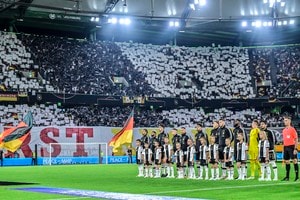 ドイツvs日本代表の試合会場で試合中のピッチに飛ばされた「無数の紙飛行機」の意味…森保ジャパンが大勝したピッチの横に並んだいくつもの残骸の画像