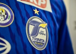 「想定を大きく上回るご注文をいただき…」J2大分が発表していた「『進撃の巨人』コラボのユニフォーム風シャツ」が全サイズ完売の大反響！「かっこよすぎ!!」と話題のデザインの画像