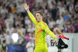 元ドイツ代表GKが日本代表DFに7-0圧勝!? バイエルンGKノイアーが1対1の“ガチンコ勝負”で伊藤洋輝を封殺＆7得点！ 伊藤呆然に｢どう考えてもノイアーが上手すぎるだろ｣の画像