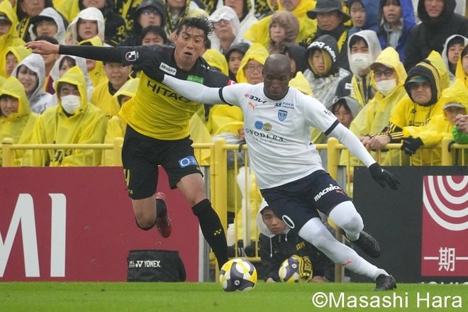 雨の日立台で“太陽王”が勝ち名乗り！ 山田雄士がミドル弾＆仲間隼斗が2点目！ 柏が首位に勝点差1肉薄の勝利にリカ将も興奮！ 横浜FCは失意の敗戦…【柏レイソルvs横浜FC】激闘PHOTOギャラリーの画像004