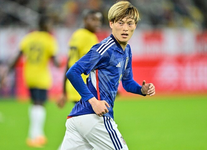 「こーゆーの面白い」!! サッカー日本代表FW古橋亨梧がセルティックのレジェンド・中村俊輔の16年前の「伝説的FKゴール」を観る動画に反響! 「かわいいやん」などと話題となった「シュール動画」【動画】の画像