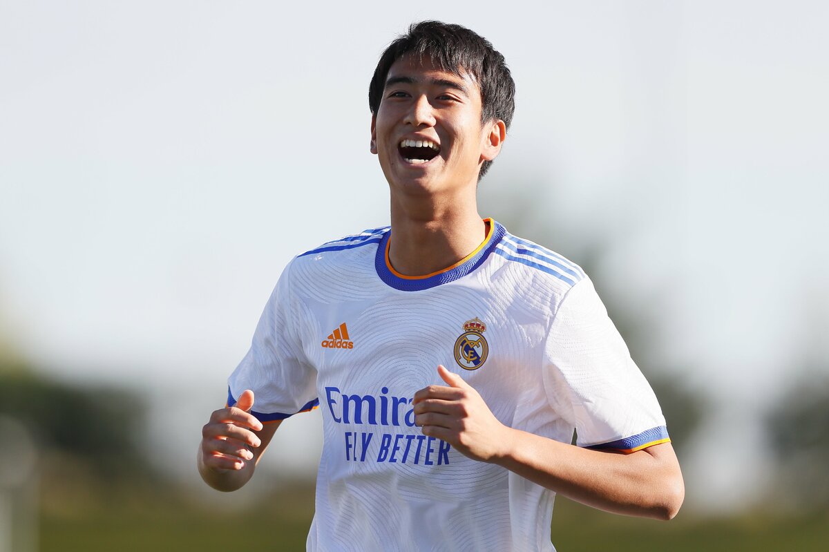 レアル マドリードの18歳日本人mf 中井卓大が魅せた驚異のテクニックに絶賛 天才 を証明した誰もが驚く 連続高速ダブルタッチ とは 動画 概要 海外サッカー ニュース サッカー批評web レアル マドリードの18歳日本人mf 中井卓大が魅せた驚異のテクニックに絶賛 天才 を証明した誰もが驚く 連続高速ダブルタッチ とは 動画 概要 海外サッカー ニュース サッカー批評web