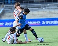 ダミアンと長谷川竜也「DAZNには映らなかった得点直後の“担ぎ上げて360度振り回し”」の画像