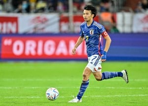 ウォーリーではなく「GAKUを探せ」!! サッカー日本代表・柴崎岳がバキバキに割れる「腹筋の森」の中に！ 「埋もれてる感ぱない」の声が出た、レガネスのチームメイトとのロッカールーム写真の画像