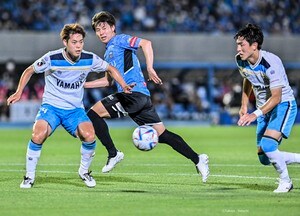 【画像あり】「奥さん可愛すぎるでしょ…」川崎のプリンスMF脇坂泰斗の100試合出場記念で妻が来場！ 等々力が祝福ムードに包まれる！の画像