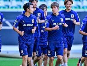 「こんな写真あったんだね」浦和レッズが「ユース時代の敦樹と橋岡」の貴重写真を公開！ 代表戦での2ショットを引用した"エモい比較"に「胸熱」とファンも反応の画像