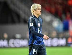 「爆速独走カウンター発動」Sランス伊東純也の“股抜き→ワンツー→高速ドリブル”圧巻の約50mぶち抜きカウンターに脚光！「ファウルでしか止められない」の声の画像