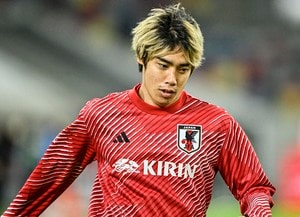 「最高傑作だ」仏ランスが来季着用する「新ユニフォーム」発表で、伊東純也がモデルを務める！ 日本代表が写るビジュアルに、「こっち向いててかわいい」とファン興奮の画像