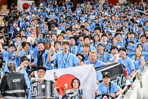 【サポーターアルバム】クラブ史上初のACLEファイナリスト、Cロナウドらスター軍団撃破を導いたサポーター300人の「勝利の記念集合写真37枚」！「川崎フロンターレ―アル・ナスル」の画像