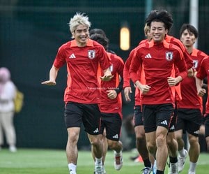 「凄いフラッグ！愛され方がハンパない」伊東純也＆中村敬斗“ランス兄弟”のゴール裏掲出ビッグフラッグに反響！「かわい〜！」「2人とも特徴掴んでてよき」の声の画像