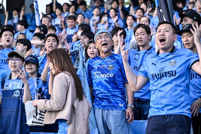 【サポーターアルバム】平日ナイターの試合前から駆け付けた川崎フロンターレのサポーター写真84枚！ 夕日に照らされながらの等々力ショット「川崎フロンターレー横浜FC」の画像041