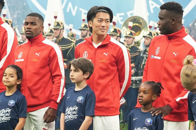 運命の大一番!サッカー日本代表・伊東純也、中村敬斗、関根大輝が語った「世界一のクラブ」と「降格プレーオフ」(2)敬斗&純也メダル記念ショットと先制点「カードをもらってもいい」プレー【激闘後21連写】の画像