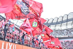 「おじさんホイホイエンブレム！」J1鹿島の「4月1日限定エンブレム」にファン反応！「いやワロタ」「まさかのコラボ」などの声の画像