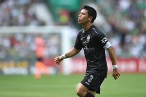 ネットに突き刺さる迫力映像！「サッカー日本代表MF遠藤航のゴール真裏から動画」が公開される！ デュエル王が魅せた「弾丸シュートの威力」【動画】の画像
