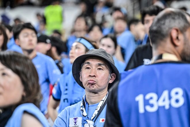 【サポーターアルバム】ACLE決勝で敗退した川崎サポーターの涙の姿……試合後、現地で感情を爆発させたサポーター写真51枚「アル・アハリー川崎フロンターレ」の画像012