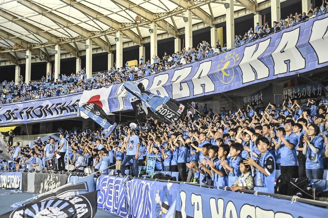 【サポーターアルバム】浦和相手に連勝止まるも、悔しさを声援に変えた「川崎フロンターレのサポーターの試合後の写真41枚！「川崎フロンターレー浦和レッズ」の画像020