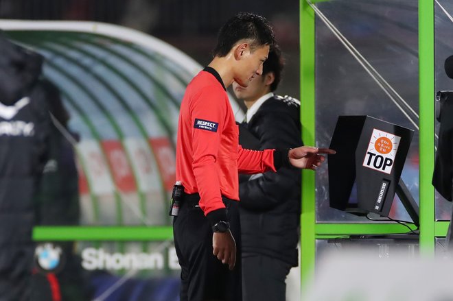 VAR「立ち止まって考えるとき」(2)凶悪な反則「スタンピング」を摘発の画像