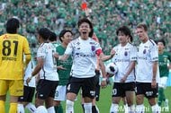 ｢は？魔球｣｢中村俊輔を思い出した｣なでしこ22歳FWが予測不能な“アウトカーブ”ゴール！ GK泣かせの変化に現地ファンも大熱狂！｢曲がり方がエグすぎ！｣の超絶ゴラッソ弾の画像