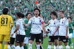 残酷な東京ダービー！ マルセロ・ヒアンと長倉幹樹が誇らしげにゴールパフォーマンス＆元U-21スペイン代表は初ゴール！ 一発レッドに驚きの表情！ 【東京ヴェルディvsFC東京】激闘PHOTOギャラリーの画像