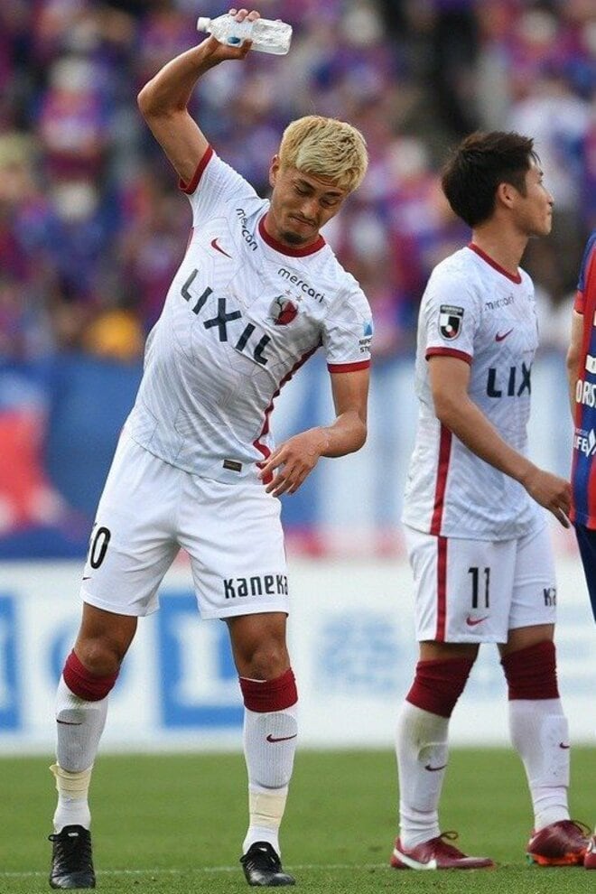 大住良之の「この世界のコーナーエリアから」第167回「サッカーに飲水タイムは必要か」(2)始まりは「プラティニ」31歳の誕生日、「ビニール袋」から「スクイーズボトル」を経て「使い捨て」にの画像