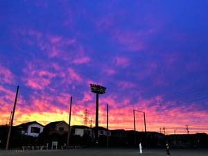 大住良之の「この世界のコーナーエリアから」連載第68回「スタジアムはたそがれどき」(2)夕焼けといえば柏「日立台」の“柏熱地帯”が赤く染まるの画像