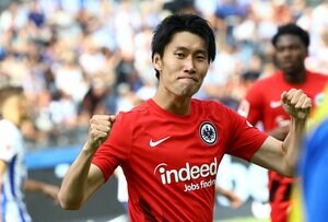 ｢エラい事冷静｣ サッカー日本代表・鎌田大地が今季初アシストでフランクフルト勝利に大貢献！「もうブンデスではやることがない」と賞賛された完璧な落としで、壮絶な撃ち合いを制して｢今季初勝利｣【動画】の画像