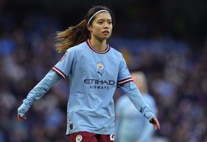 「プリティガール」長谷川唯がゲームセンターで遊ぶ姿が、現地の英国ファンが大反響！ 「ユイサン、ステキ」「小さなマジシャン」などの声の画像