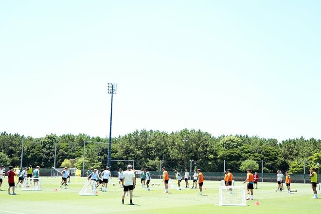 226億円｢ドイツ至宝｣の移籍後初ゴール、俊足スター｢超新星16歳｣の鮮烈ゴール他で横浜FMに｢3発｣逆転勝利、遠藤航やサラー、ファン・ダイクらも汗を流した｢リバプール前日練習｣激写の画像003