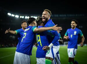 サッカーブラジル代表FWネイマールを映すカメラマンに脚光! 「至宝」のゴールを臨場感あふれるピッチレベルで堪能できる話題の｢ゴールシーン｣【動画】の画像