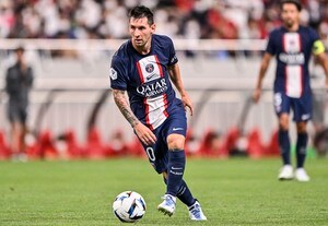 「本当にやったの⁉」PSGが欧州CLの試合で人気アニメ『ワンピース』の巨大横断幕がスタジアムをジャック！ ルフィの伸びる手がバイエルンに強烈パンチの特別演出！の画像