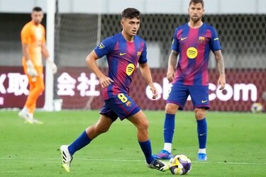 急転直下で来日のバルセロナ、スター勢ぞろいの到着シーンが話題