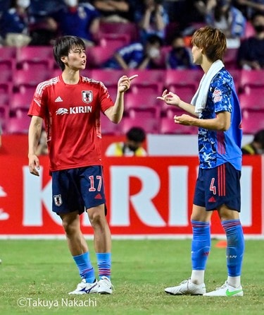 画像 写真 ピッチの監督 田中碧 試合後に見せた板倉滉への豪快ツッコミ姿 日本代表 批評 サッカー批評web