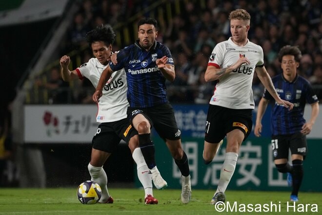 宇佐美貴史らの推進力で主導権を握ったガンバ、復帰の渡邊凌磨や助っ人の投入で浦和が一発を狙うも…試合を決めたのは夏加入MFのエリア外ミドル弾【ガンバ大阪vs浦和レッズ】激闘PHOTOギャラリーの画像005