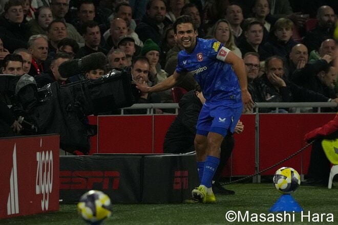 板倉滉＆冨安健洋の最新ショットを現地スタジアムで撮影！苦境のアヤックスの本拠地で披露されたクライフコレオ！5位転落からの再浮上への鍵は？【アヤックスvsトゥエンテ】激闘PHOTOギャラリーの画像009