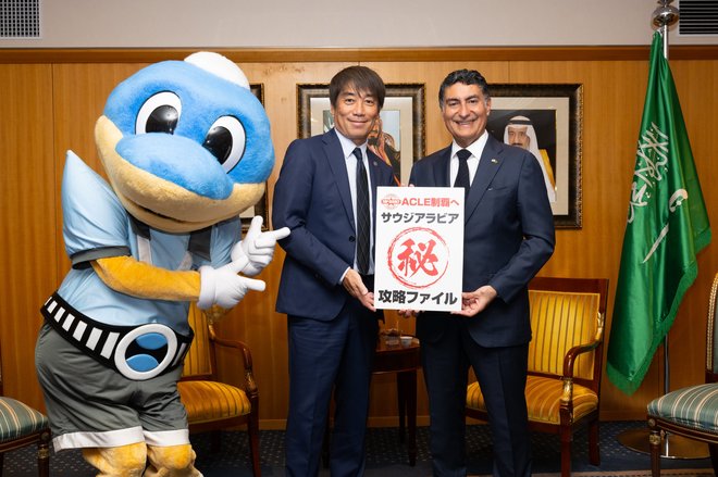 J1川崎がACLEファイナルズを前にサウジアラビア大使館を電撃訪問！ ユニフォーム&タオルマフラーと引き換えに現地での有益情報獲得……クラブ悲願のアジア青覇を前にクラブが動いたの画像005