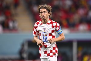 「似てる人だなぁ…と思ったら」2006年ドイツワールドカップでの元日本代表・玉田圭司とクロアチア代表・モドリッチによる「マッチアップ画像」が話題に! 今大会は決勝トーナメント1回戦で激突の画像