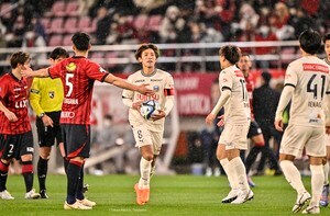 「2人ともかわいい」テレ朝・女子アナが人気モデルユーチューバーと「J観戦女子2ショット姿」公開！ ユニフォーム＆もつ煮込みで鹿島―川崎を満喫！の画像