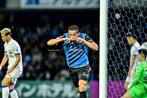 「お父ちゃん、最高や！」川崎FWレアンドロ・ダミアンのゴール直後の“家族サービス”が話題！ 微笑ましい光景も「最後の思い出とか言わないよね？」とファンは心配の画像